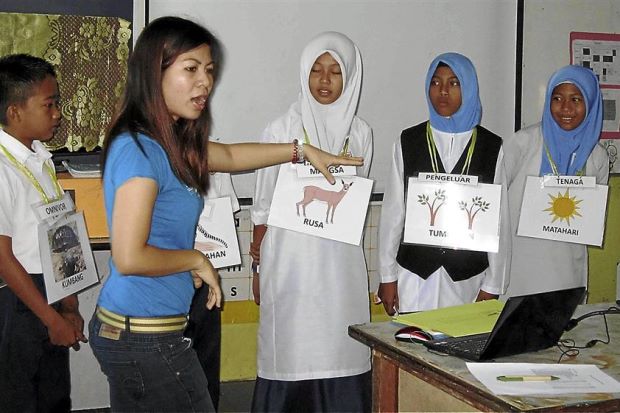 Creative sources: Clarice teaching the food web to the students of SK Kuala Suan Lamba. Photo: The Star