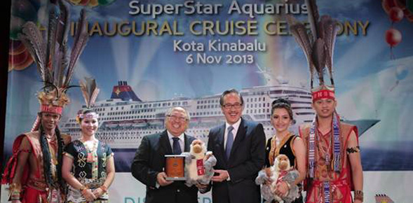 At the inaugural cruise ceremony, Mr. William Ng, Chief Operating Officer, Star Cruises (third from the left) received a commemorative plaque from Yang Berhormat Datuk Seri Panglima Masidi Manjun, Minister of Tourism, Culture and Environment, Sabah (third from the right). Photo: traveldailynews.asia