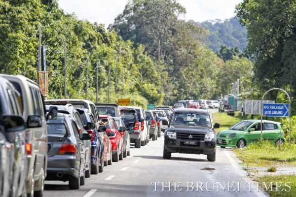 he queue of motorists heading to the Pandaruan border control post in Limbang, which leads to the bridge, on December 28, 2013. Photo: Brunei Times