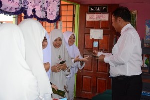 Mr. Arifin giving out Raya packets to the students