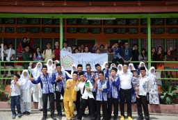 Group photo of Hyatt’s team and the pupils of Sekolah Ugama Islam Sabah