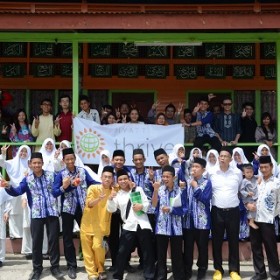 Group photo of Hyatt’s team and the pupils of Sekolah Ugama Islam Sabah