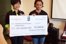 Walk for Autism chairperson handing over the cheque to Persatuan Harapan Sabah (Persatuan HOPE Sabah)