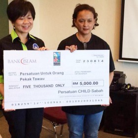 Walk for Autism chairperson handing over the cheque to Persatuan Harapan Sabah (Persatuan HOPE Sabah)